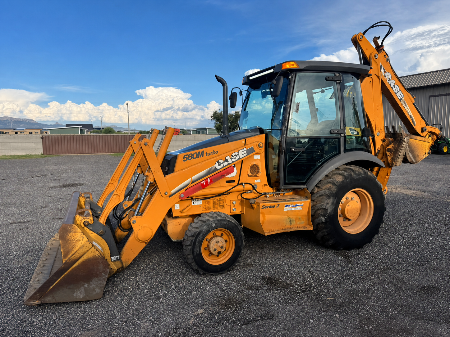 CASE 580M Turbo 2006, vista frontal lateral profesional