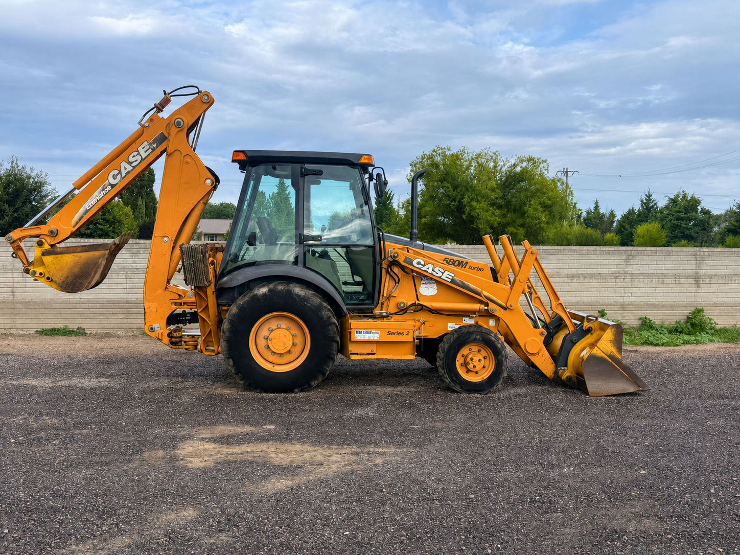 CASE 580M Turbo 2006, vista lateral profesional